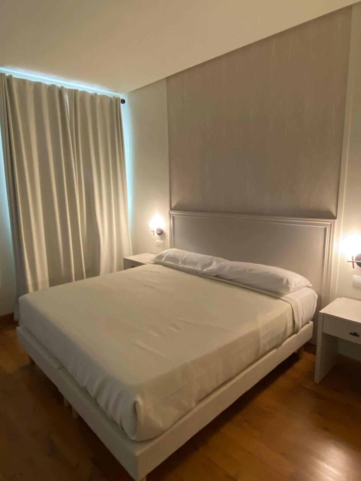 Hotel Santa Ana Ла Карлота Екстериор снимка